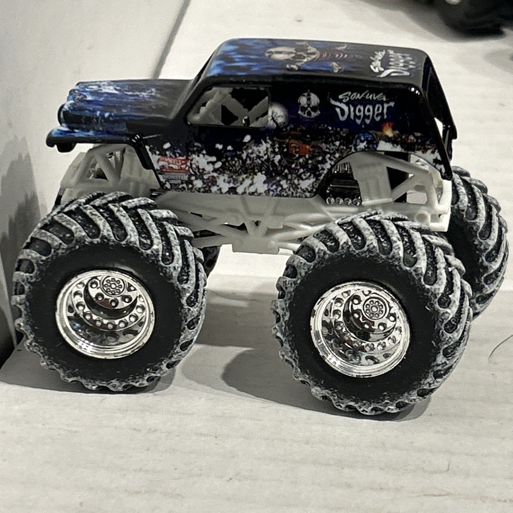 Son uva GRAVE DIGGER Monster Jam‎ Hot Wheels Truck Christmas Edition HTF RARE B3